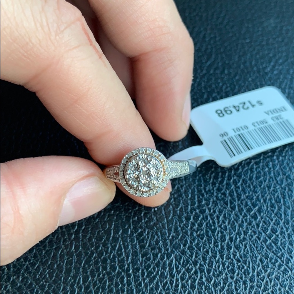 Gorgeous 1/10 ct diamond ring
